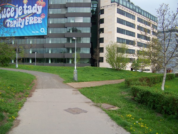 The photo for Vyřešeno: legalizace průjezdu podchod a chodníky mezi Jihlavskou a Hodonínskou.